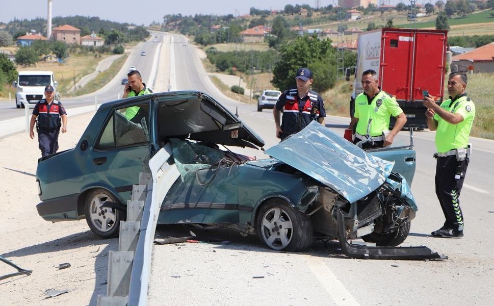 Korkunç kaza! Bariyerlere ok gibi saplandı