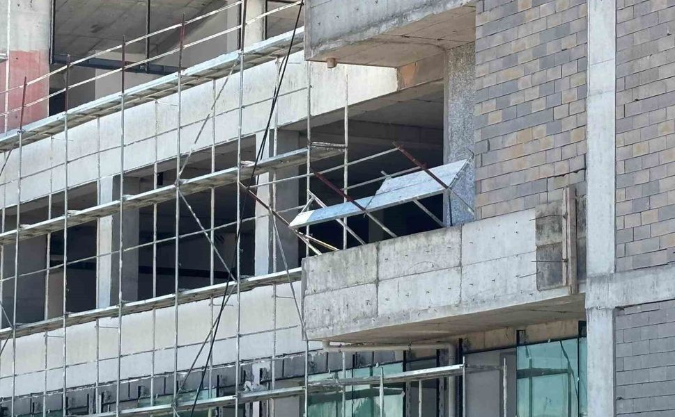 1. kattan düşen inşaat işçisi hayatını kaybetti