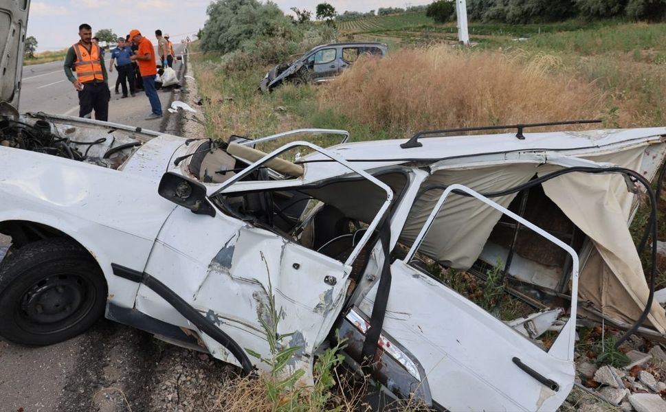Kafa kafaya çarpıştılar! Otomobil hurdaya döndü