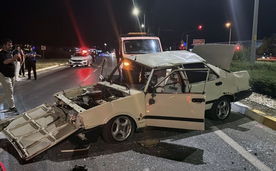Devrilen otomobil hurdaya döndü: 1'i ağır 3 yaralı