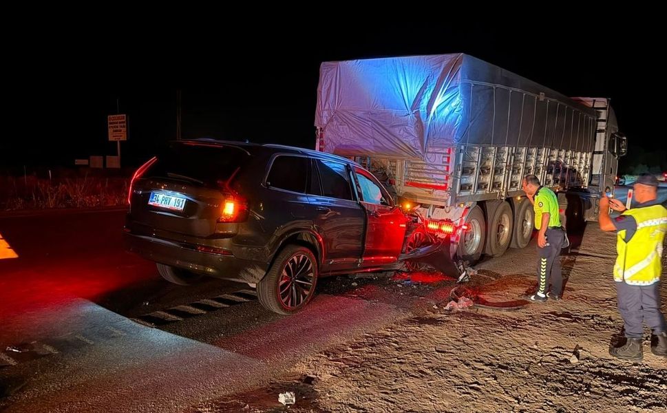 Yozgat'ta SUV, tırın dorsesine çarptı: 3 kişi yaralandı