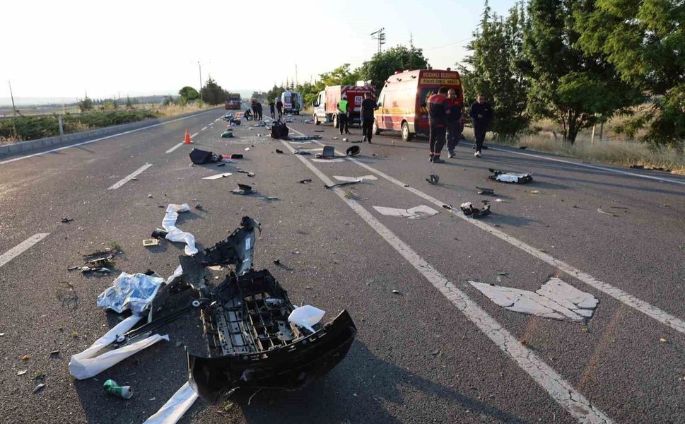 Kaza sonrası ortalık savaş alanına döndü: Aynı aileden 3 ölü 1 yaralı
