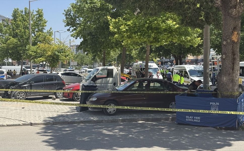 Taksinin çarptığı anne ve kızı hayatını kaybetti