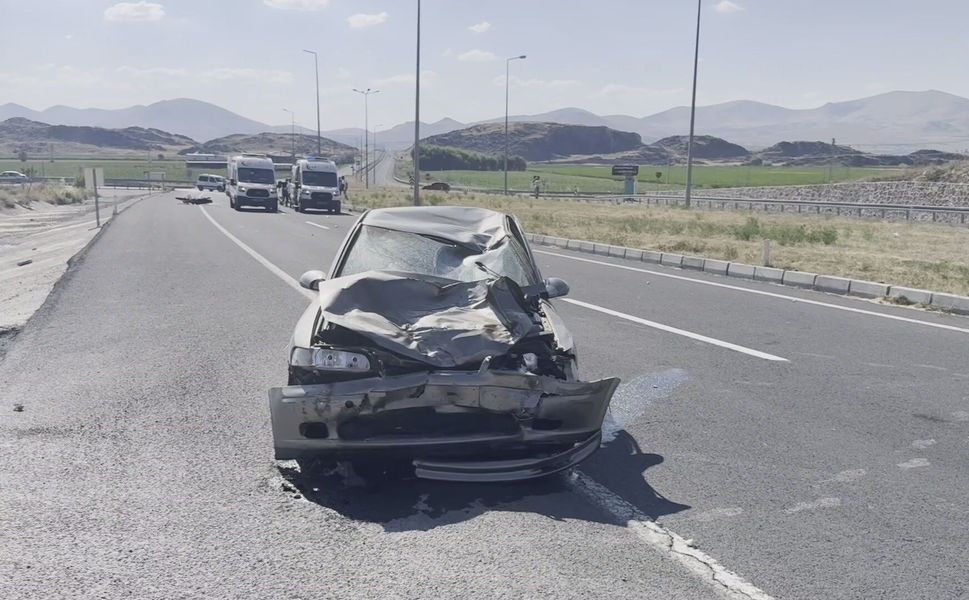 Otomobil ile motosiklet çarpıştı! 1 ölü 1 yaralı