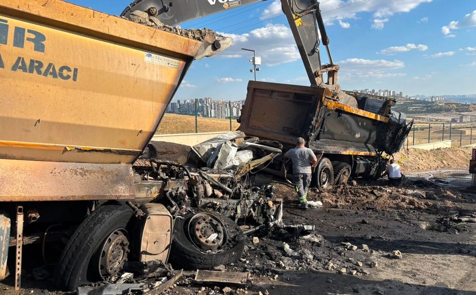 Belediye kamyonu kaza yaptı! 2 işçi yaşamını yitirdi