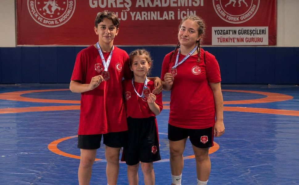 Yozgatlı güreşçiler madalyayla döndü
