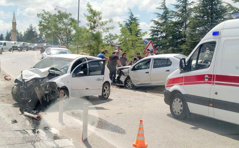 Kafa kafaya çarpışan iki otomobil hurdaya döndü