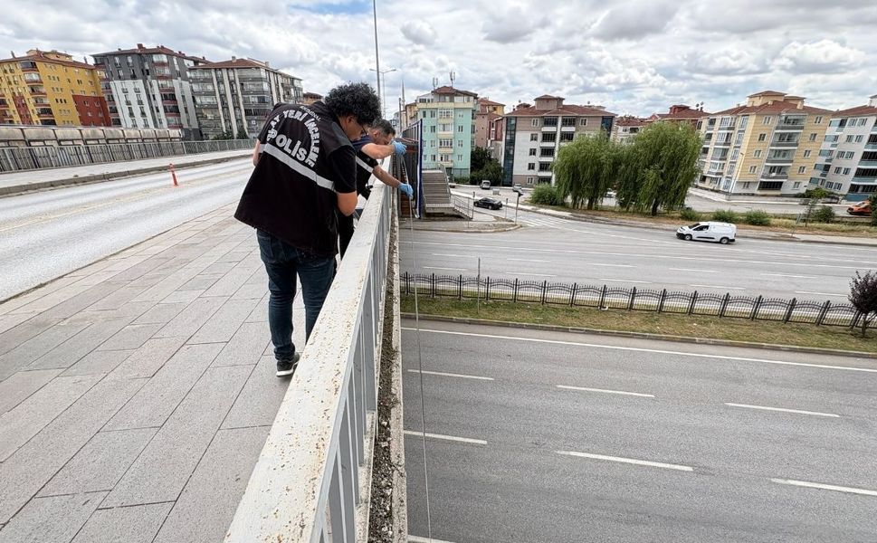 9 metrelik üst geçitten atlayan kadın yaralandı!