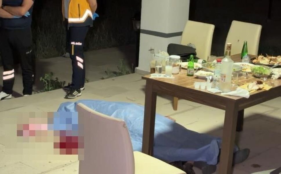 Villa bahçesindeki içki masasında cinayet!