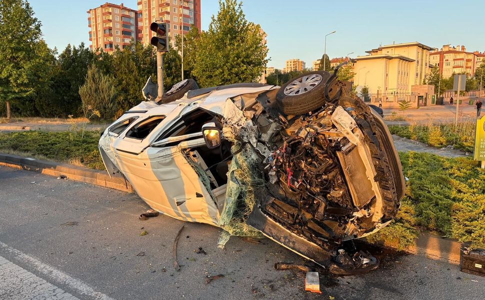 Otomobil ile hafif ticari araç çarpıştı! 4 yaralı