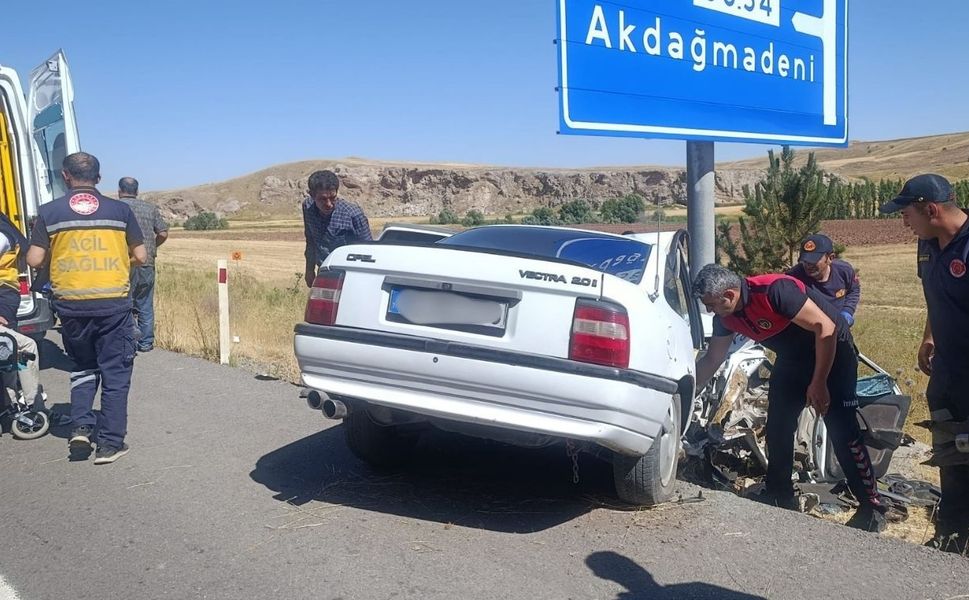 Trafik levhasına çarpan otomobilde can pazarı: 3 yaralı