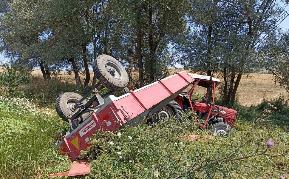 Buğday yüklü traktör devrildi: Sürücü yaralandı