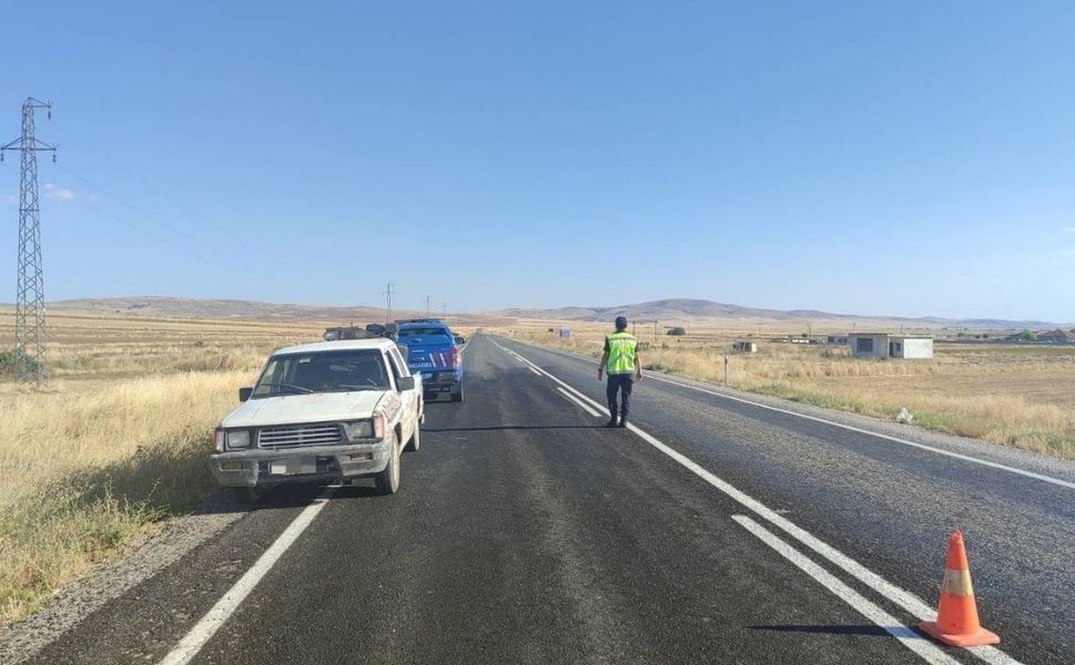 Yozgat’ta yolda kalan iki sürücüye jandarma yetişti
