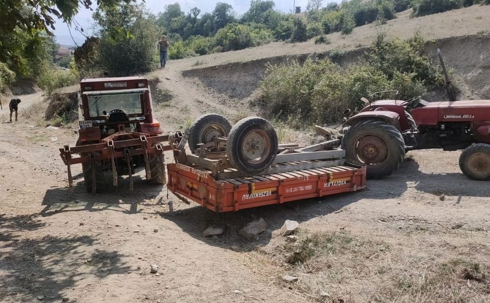 Traktör devrildi: 1 ölü, 3'ü çocuk 7 yaralı