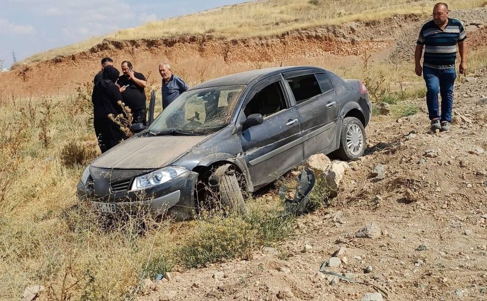 Korkutan kaza! Otomobil yoldan çıkıp toprak alana uçtu