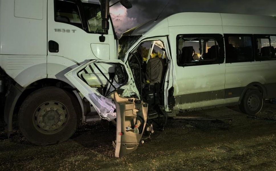 Servis aracı TIR’a çarptı: 1 ölü, 15 kişi yaralandı