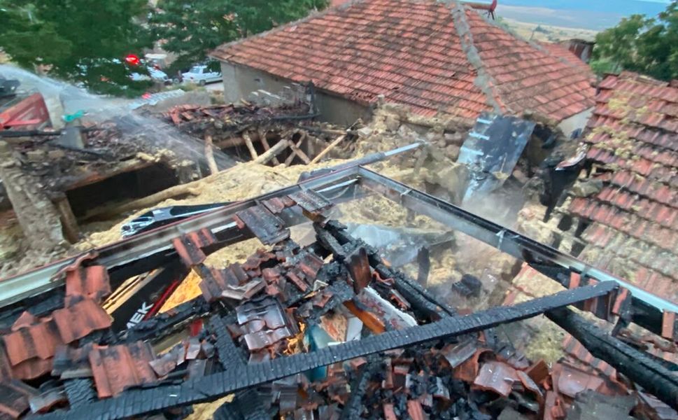 Yozgat’ta ahır ve samanlık yangını: 15 ton saman kül oldu
