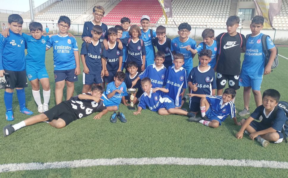 Yozgatlı minik futbolculardan turnuvada üçüncülük