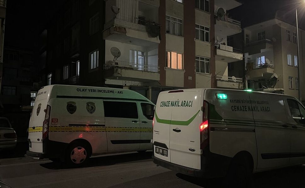 Bir kişi evinde bıçaklanarak öldürüldü