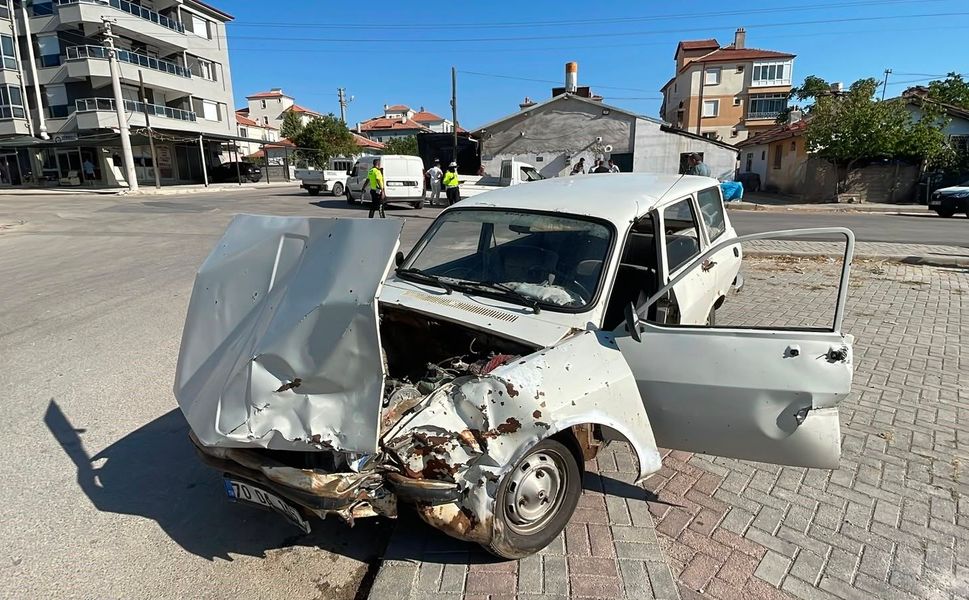 Film sahnelerini aratmayan kaza! Sürücü yola fırladı