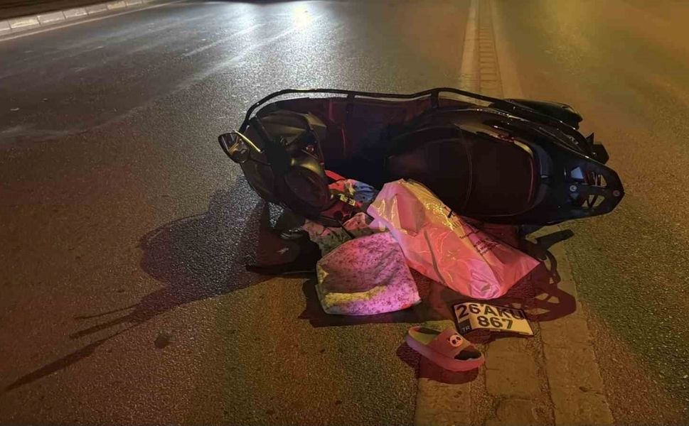 Motosiklet yola savruldu: Feci kazada 2 kişi yaralandı
