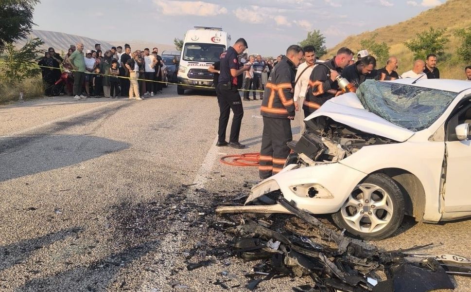 Feci çarpışma: İki otomobil birbirine girdi, 1 ölü 6 yaralı!