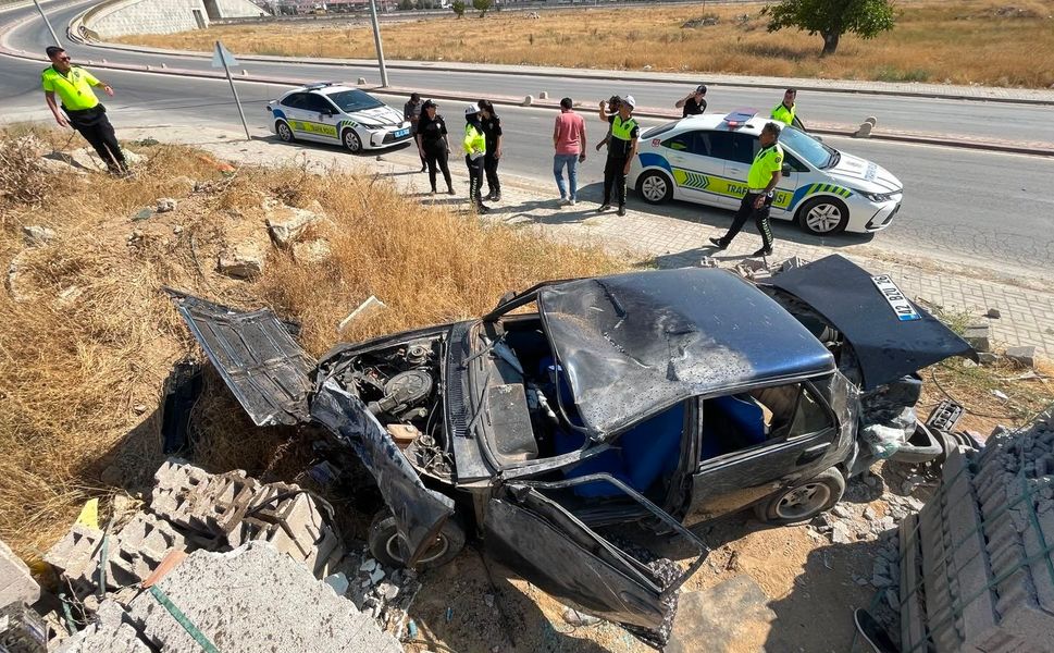 Takla atan otomobil hurdaya döndü!