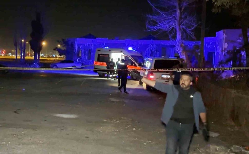 Minibüsün tavan çıtasına bağlı ipte asılı cansız bedeni bulundu