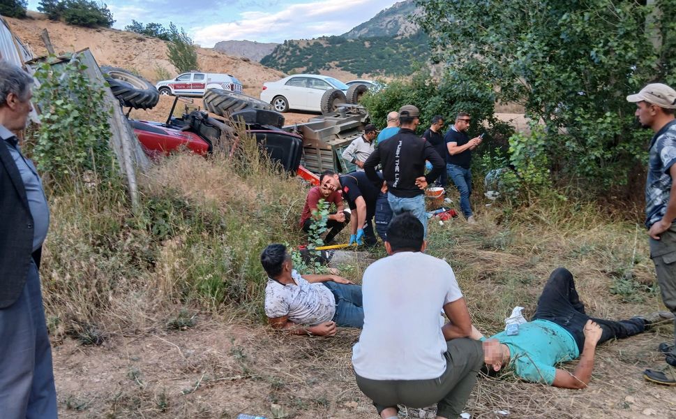 Traktör şarampole devrildi! 4 kişi yaralandı