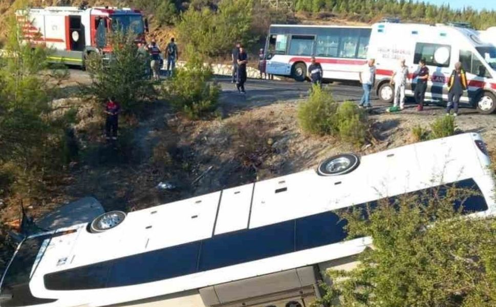 Otobüs ve otomobil şarampole devrildi: 2 ölü, 1 yaralı