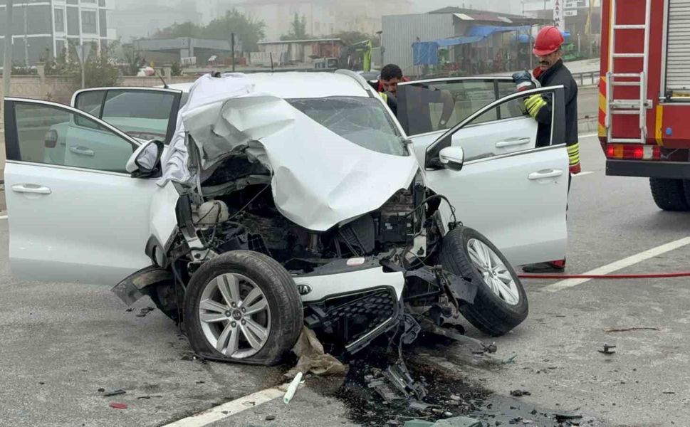SUV araç direğe çarptı: 1 ölü, 3 yaralı