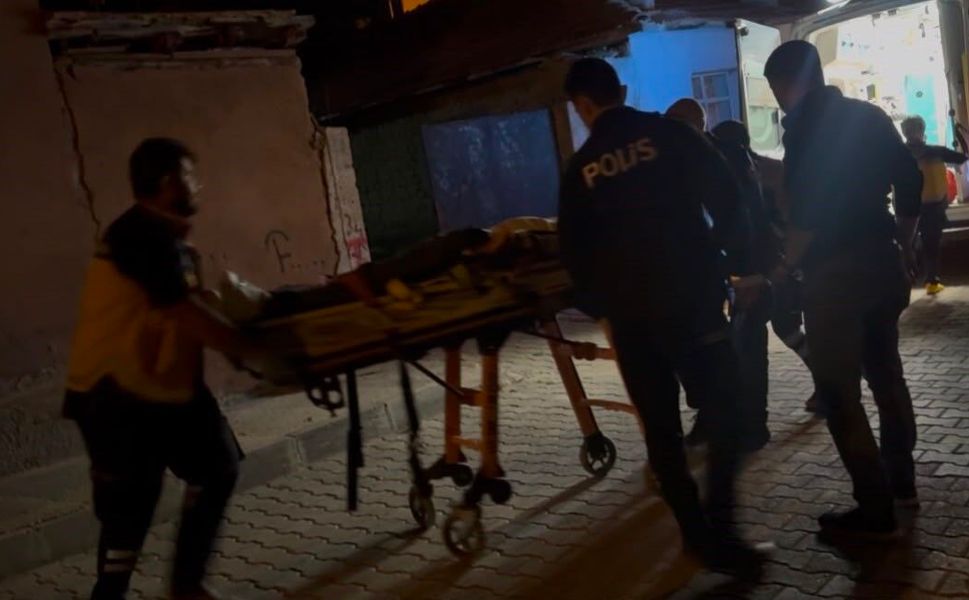 Bıçaklı kavgada kan aktı