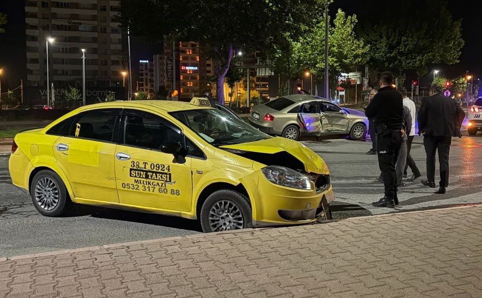 Ticari taksi ile otomobil çarpıştı! 1 yaralı