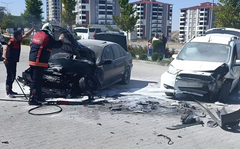 Yozgat’ta kaza sonrası araçta yangın çıktı!