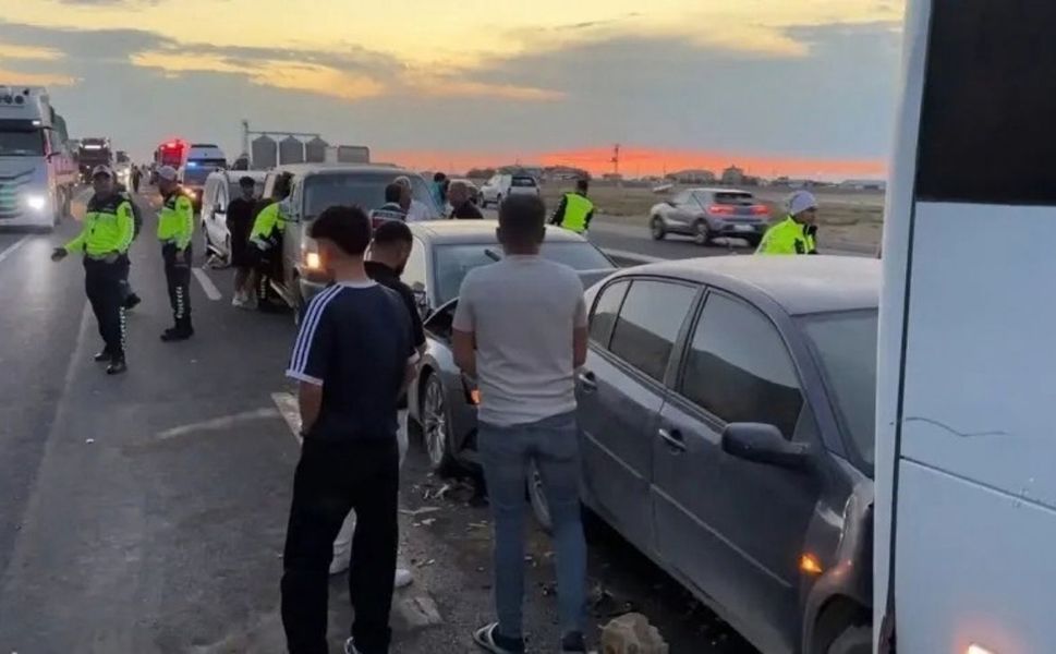 Kum fırtınası faciaya yol açıyordu! 7 araç birbirine girdi
