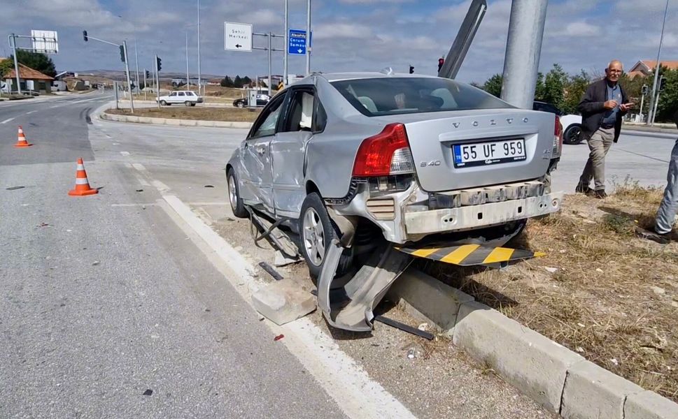 Kırmızı ışıkta geçen kamyon iki otomobile çarptı!