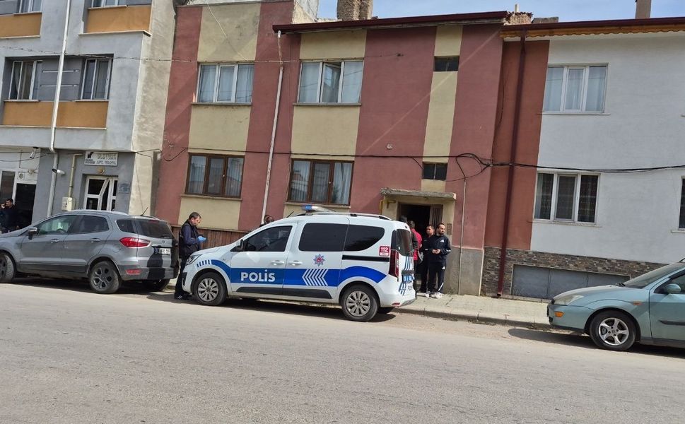 Yeni emekli olmuştu Merdivenin altında ölü bulundu!
