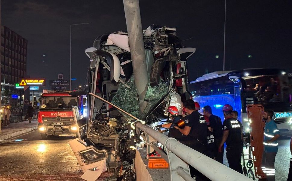 Yolcu otobüsü alt geçit direğine çarptı: 11 yaralı