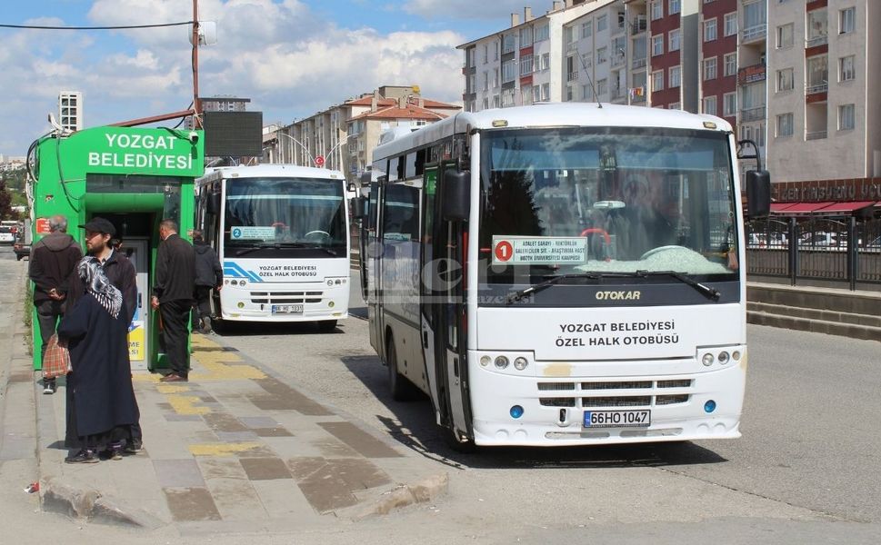 Emeklilerin ücretsiz otobüs kartında yaş şartı değişiyor