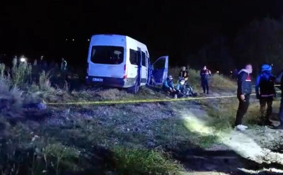 İşçi servisleri ile kepçe çarpıştı! 1 ölü, 15 yaralı