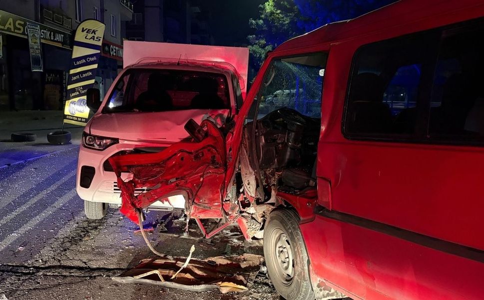 Kafa kafaya çarpıştılar! Sürücü olay yerinden kaçtı
