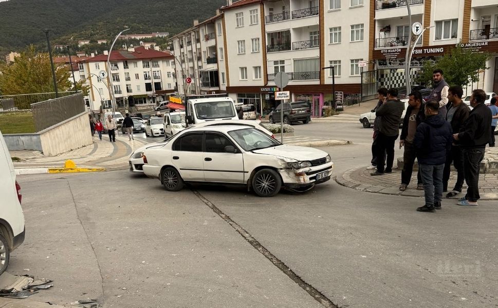 Çapanoğlu Büyük Cami yanında iki araç çarpıştı