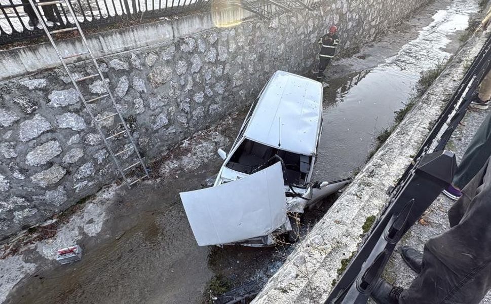 Otomobil dereye uçtu: Kazada 1 kişi yaralandı