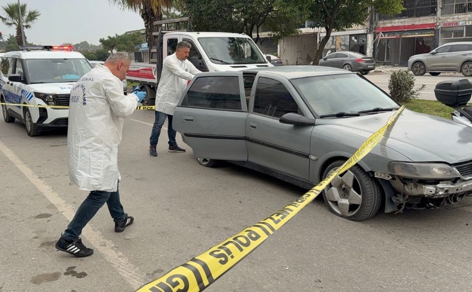 Aracının önünü kesip bıçakladılar!