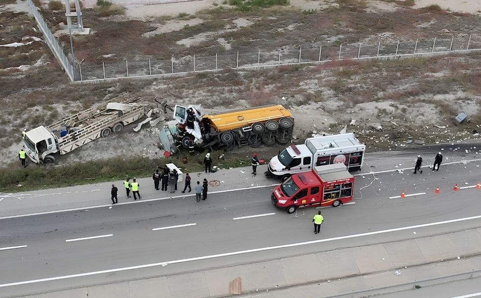 Feci kazada tır kamyona arkadan çarptı!