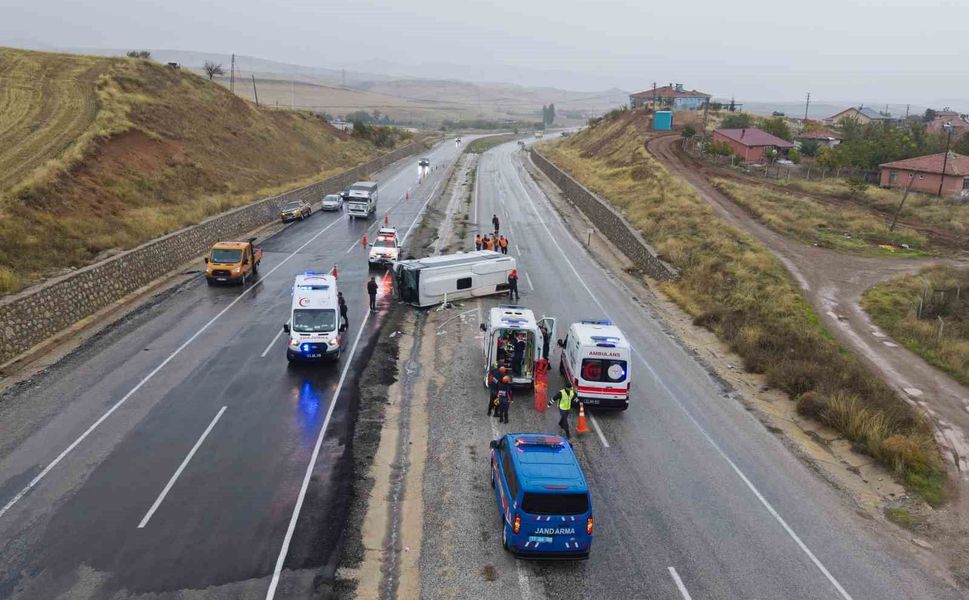 İşçi servisi devrildi: 1'i ağır 15 yaralı