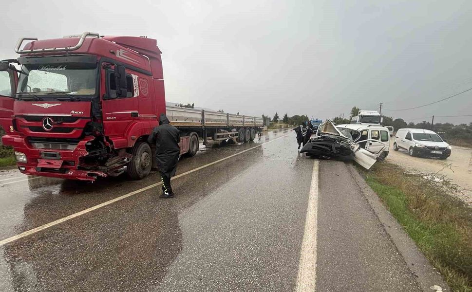Tır ile kamyonet çarpıştı: 1 ölü 1 yaralı