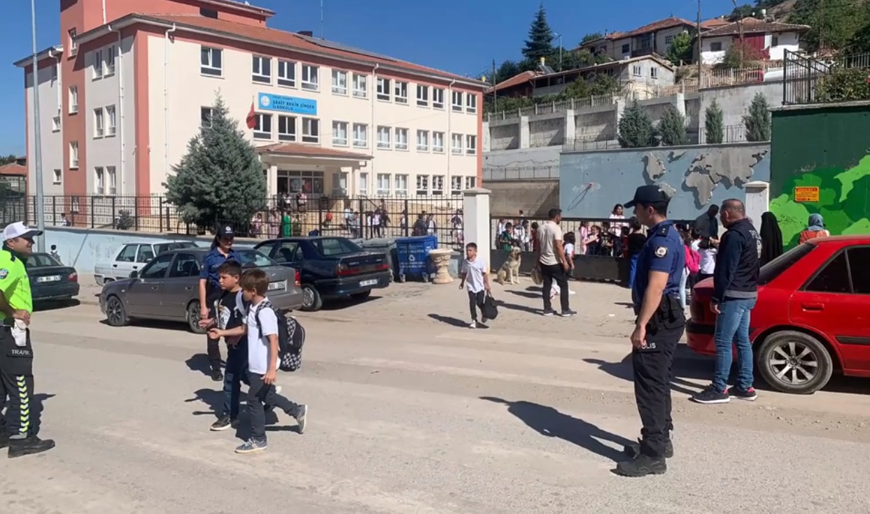 Yozgat'ta okul çevresinde sıkı denetimler başladı.jpg3