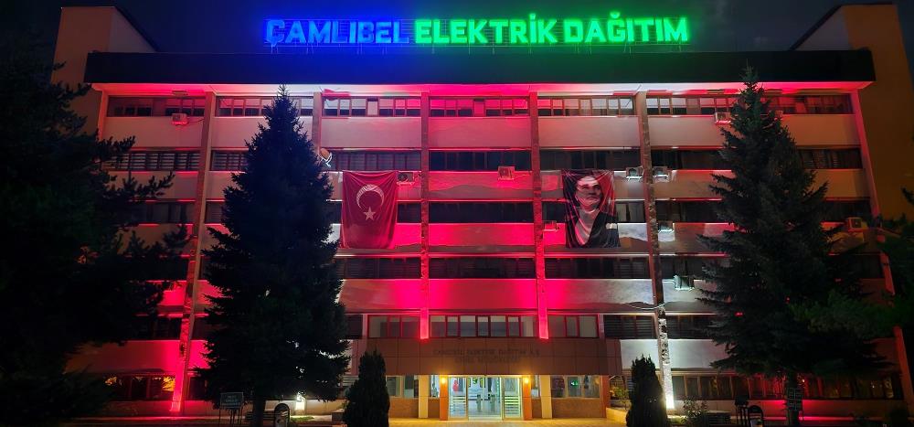 “Türk bayrağı”nın renkleri ile kutluyor 22