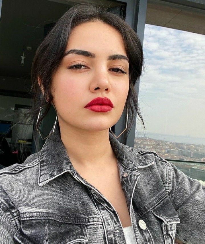 Ece ronayy kimdir